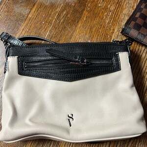 Simply Vera Vera Wang Stylish Black and Cream Women's Bag